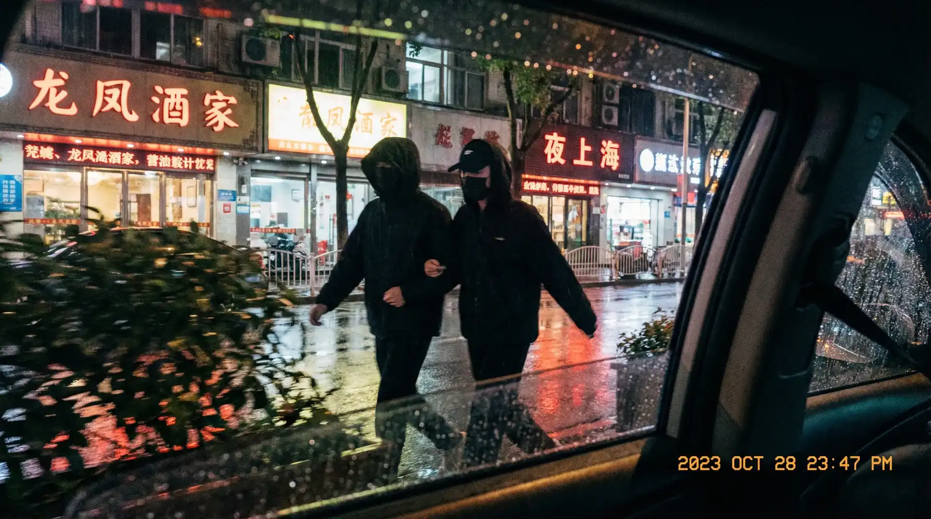 快猫-热门短视频平台|最新潮流达人秀|免费在线互动 - 顶流明星深夜密会现场抓拍照片